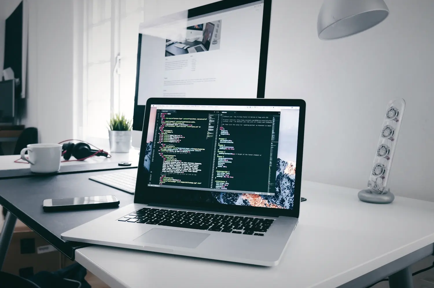 Código do sistema em desenvolvimento no laptop